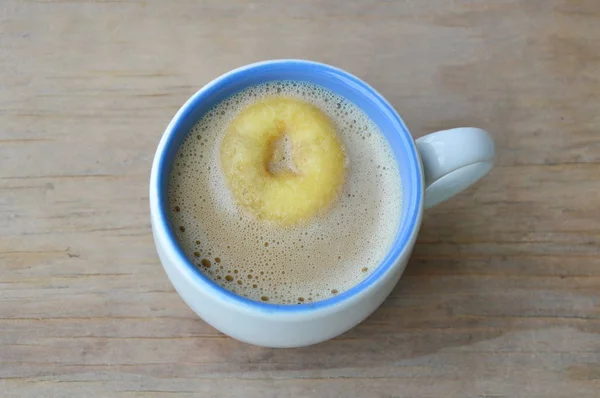 Mini-Donuts schwimmen im Kaffee — Stockfoto