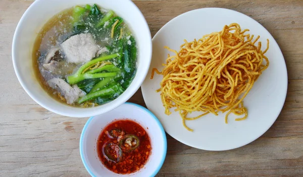 Fideos crujientes de huevo con col rizada china y cerdo en salsa de salsa — Foto de Stock