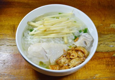 pirinç lapası tavuk budu dilim zencefil ve kupa kızarmış sarımsak tepesi ile