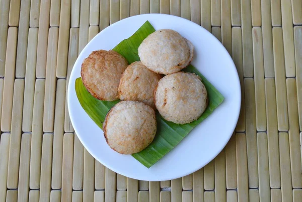 Thai sweetmeat grilled coconut cream hotcake called Kanom Krok — Stock Photo, Image