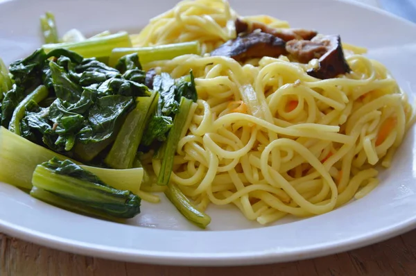 Revuelva fideos vegetarianos fritos con champiñones y col china en el plato — Foto de Stock