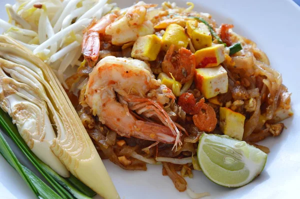 Nudle pad Thai míchejte smažené rýžové nudle s krevetami a vejce na talíři — Stock fotografie