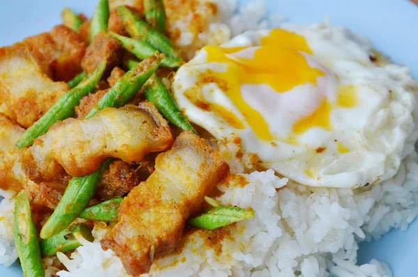 Pedas aduk goreng babi renyah dan halaman panjang kacang dalam kari dan telur krim kuning telur — Stok Foto