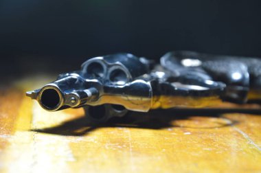 ahşap masa üzerinde tabanca silah