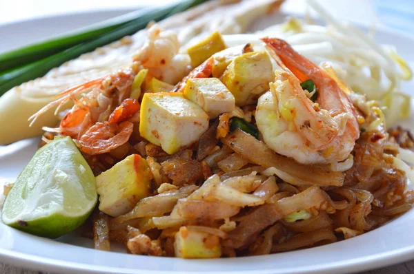 Nudle pad Thai míchejte smažené rýžové nudle s krevetami a vejcem na jídlo — Stock fotografie