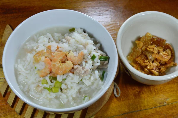 Avena de arroz carne de cerdo picada y camarones secos con ajo frito en un tazón — Foto de Stock