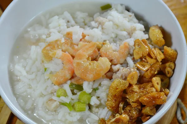 Avena de arroz con cerdo picado y camarones secos cubriendo ajo frito en un tazón — Foto de Stock