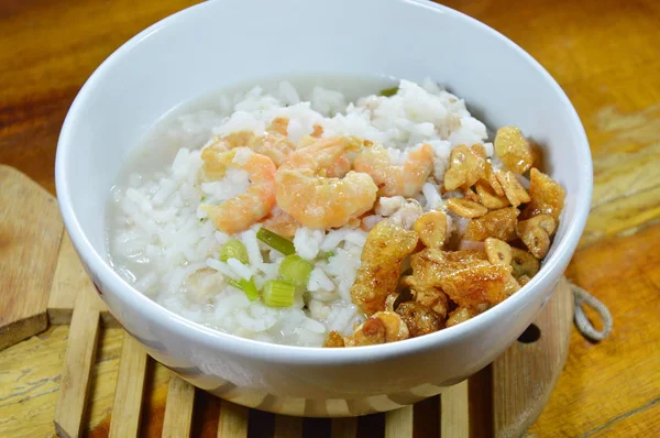 Bubur nasi dengan daging babi cincang dan udang kering topping bawang putih goreng di atas mangkuk — Stok Foto