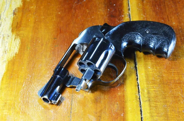 Πυροβόλο όπλο περίστροφο χωρίς σφαίρα στο ξύλινο τραπέζι — Φωτογραφία Αρχείου