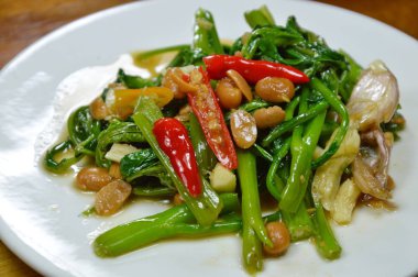 biber ve soya fasulyesi yapıştırın kızarmış su ıspanak yemeği ilave edin.