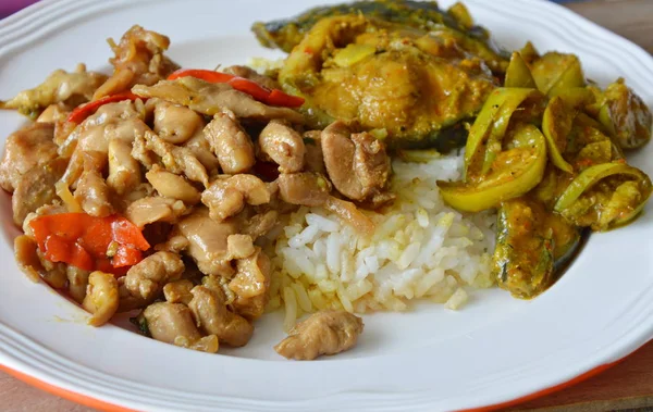 Il curry di pesce gatto e il pollo fritto mescolato piccante con foglia di basilico su riso — Foto Stock