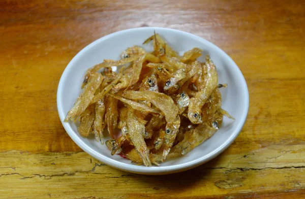 Anchois frits sur une petite tasse — Photo