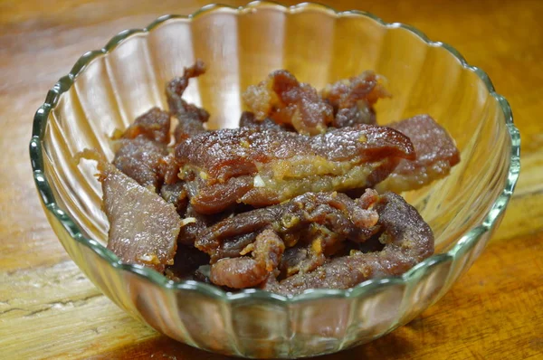 Frittiertes salziges Schweinefleisch auf Glasbecher — Stockfoto