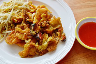 Çıtır çıtır kızarmış midye yumurta ve fasulye Filiz daldırma chili sos