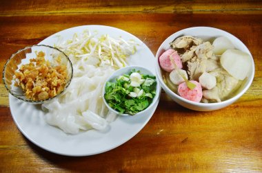 çiğ pirinç noodle madde ve çorba ile