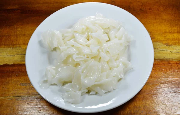 Fideos grandes crudos en el plato — Foto de Stock