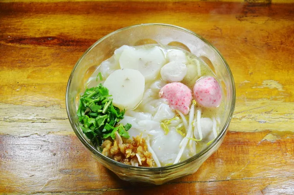 Große Nudeln mit Schweinebällchen und frittiertem Knoblauchöl in Suppe — Stockfoto
