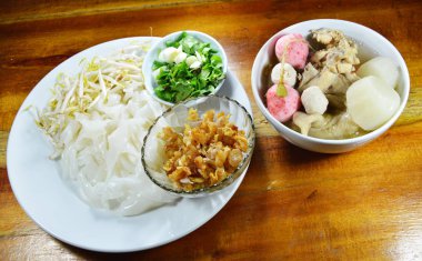 Madde ve çorba ile ham büyük erişte