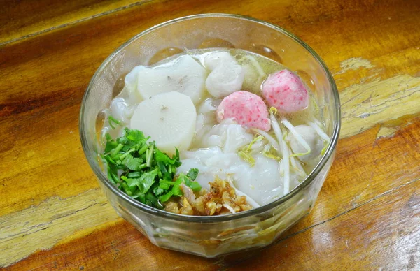 Mie besar dengan bola daging babi topping minyak bawang goreng dalam sup — Stok Foto