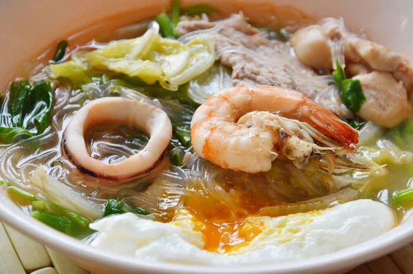 Sukiyaki s plody moře a vepřová polévka na míse — Stock fotografie