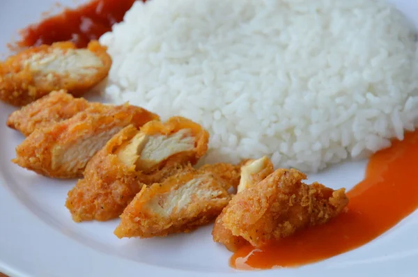 Смажений курячий шматочок з томатом і соусом чилі на рисі — стокове фото