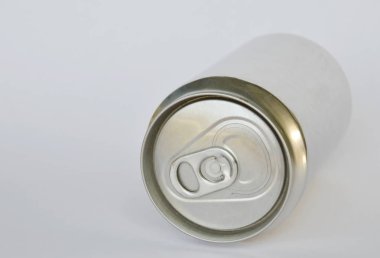 Beyaz arkaplanda alüminyum kutu