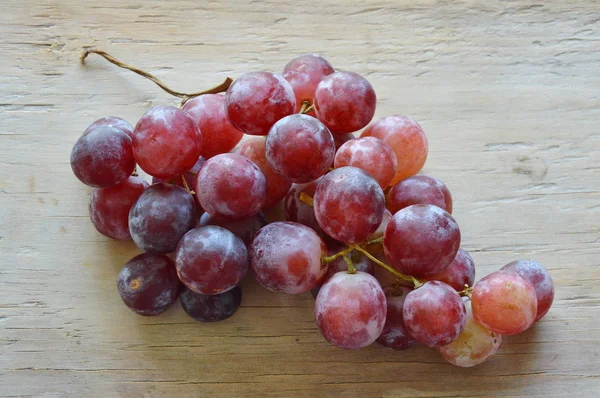 Червоний виноград на дерев'яній дошці — стокове фото