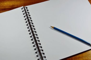 Sketchbook döngü yan ve kalem ahşap tablo