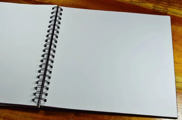 Sketchbook döngü tarafında ahşap masa — Stok fotoğraf