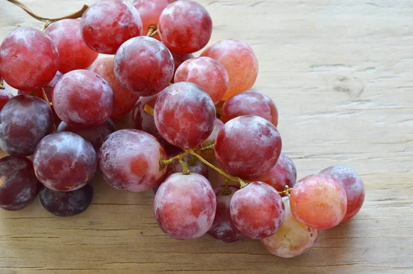 在木板上的红葡萄品种 — 图库照片