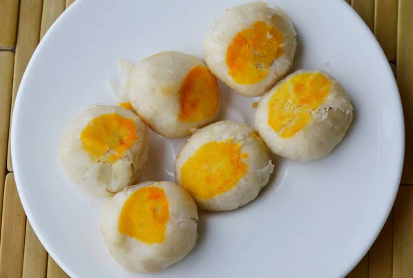 Kínai tészta édes bab és sós tojássárgája edényt — Stock Fotó