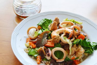 Deniz ürünleri ve biber balık soslu kızarmış karışık sebze karıştırın