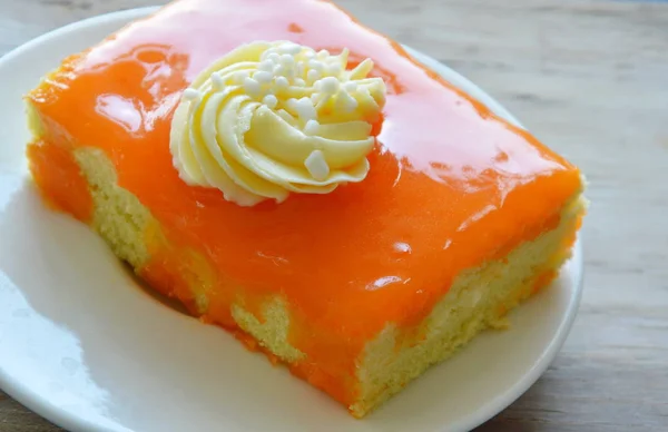 Creme de cobertura de bolo de manteiga de laranja no prato — Fotografia de Stock