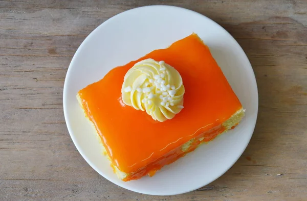 Oranje boter taart jam topping crème op schotel — Stockfoto