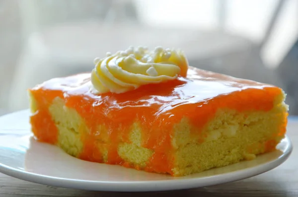 Creme de cobertura de bolo de manteiga de laranja no prato — Fotografia de Stock