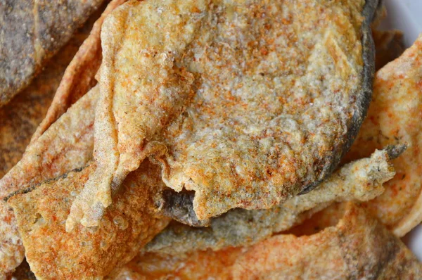 Piel de pescado frito crujiente con condimento en el plato — Foto de Stock