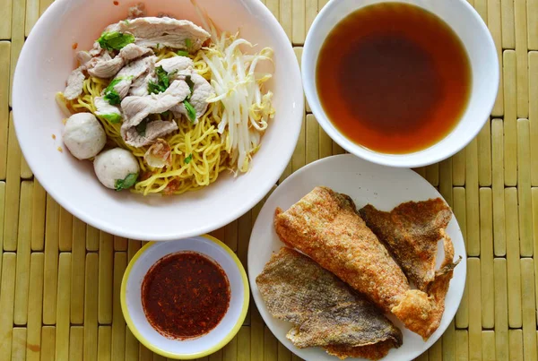 Mie telur Cina topping bola babi dan kulit ikan renyah dengan sup — Stok Foto