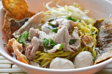 Çin şehriye çorbası deride çıtır balık tepesi domuz topu ile yumurta