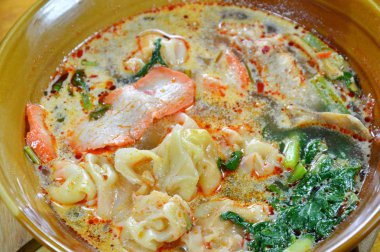 Çin domuz böreği Tom Yum çorbası