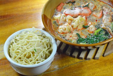yumurta şehriye ve Çin domuz böreği Tom Yum çorbası