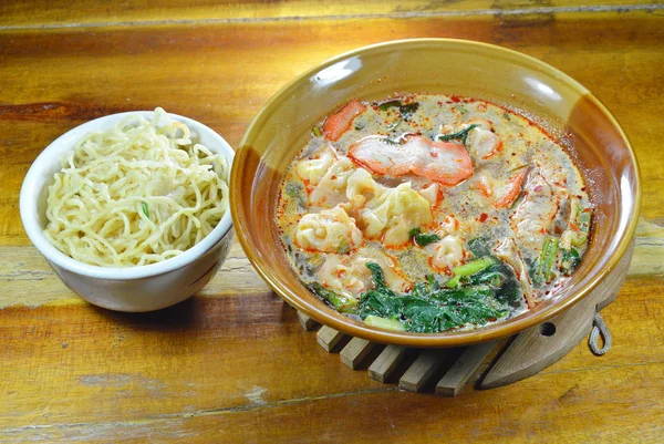 Mie telur dan pangsit babi Cina dalam sup pedas — Stok Foto
