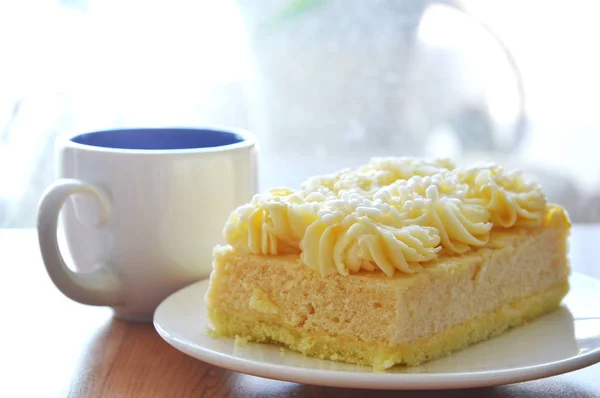 Gâteau en mousseline de soie vanille et tasse de café — Photo