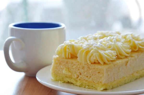 Vanille boter taart en koffie beker — Stockfoto