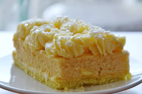 Vanille boter taart op schotel — Stockfoto