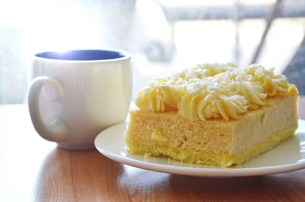 Gâteau en mousseline de soie vanille et tasse de café — Photo