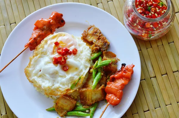 Bumbu goreng goreng kari babi renyah dengan telur dan daging babi panggang — Stok Foto