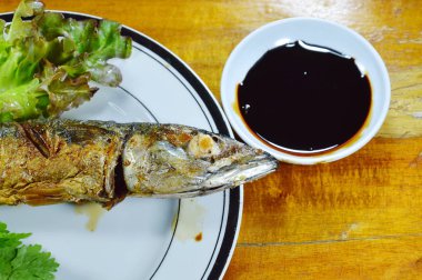 Siyah soya sosu kızarmış Saba balık ve sebze tatlı ile