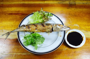 Siyah soya sosu kızarmış Saba balık ve sebze tatlı ile