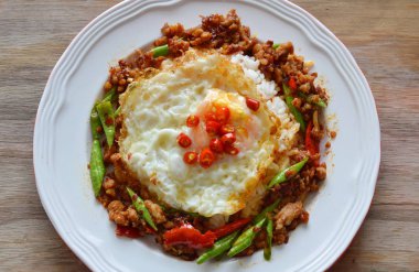 Kıyılmış domuz eti ve tatlı chili Yapıştır ve yumurta yarda uzun fasulye kızarmış