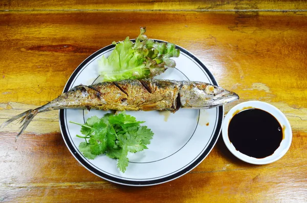 Peixe frito Saba e legumes com molho de soja preta doce — Fotografia de Stock